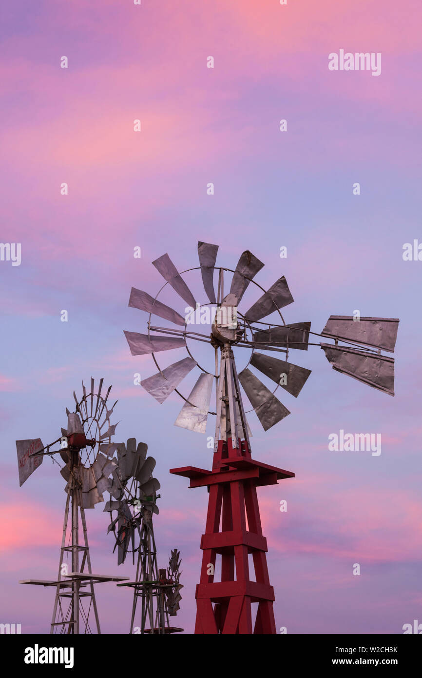 USA, Oklahoma, Elk City, Vintage Bauernhof Windmühlen Stockfoto