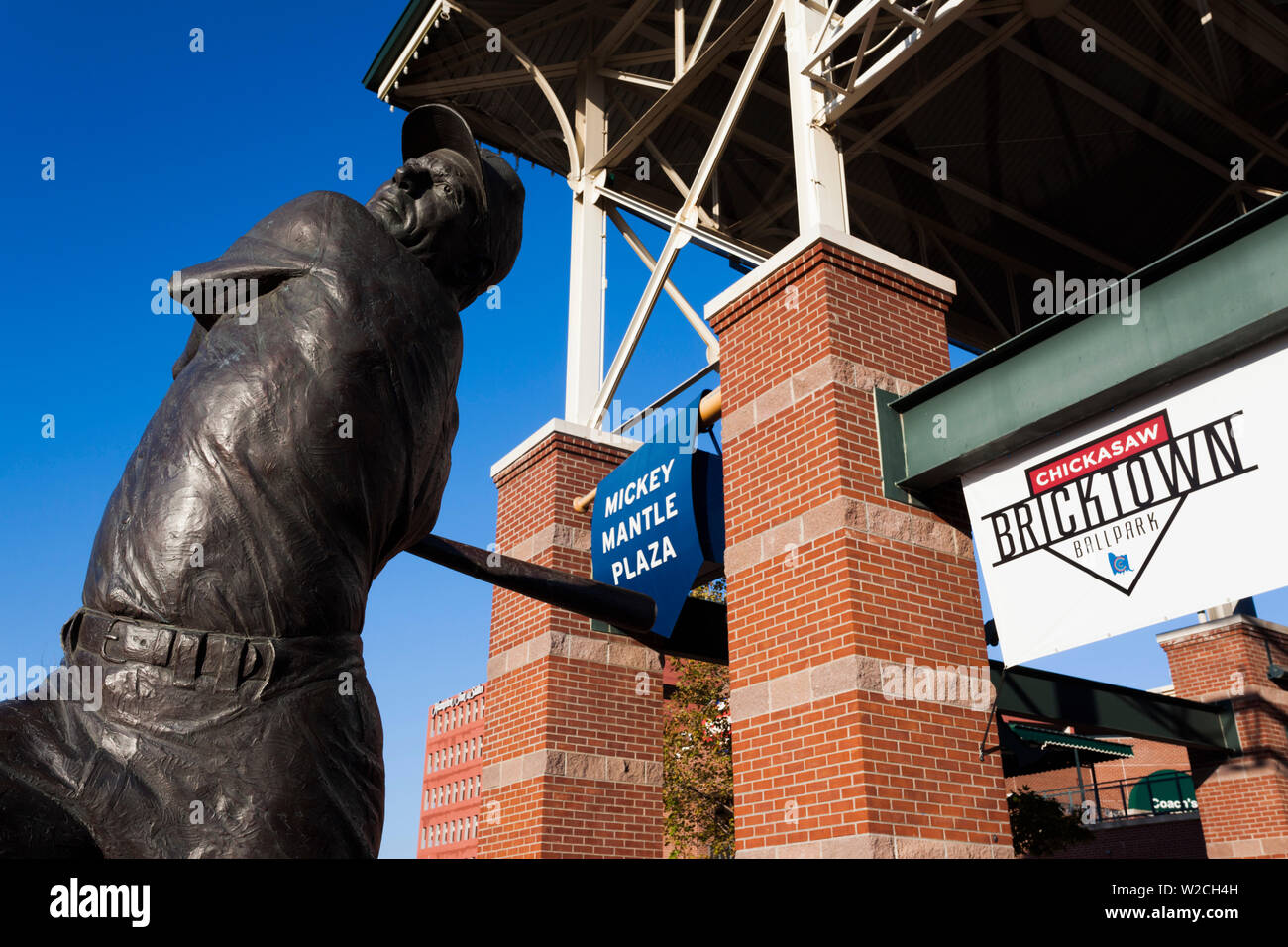 USA, Oklahoma, Oklahoma City, Bricktown, Chickasaw Bricktown Ballpark, Statue von Baseball-Legende Mickey Mantle, geboren in Oklahoma Stockfoto