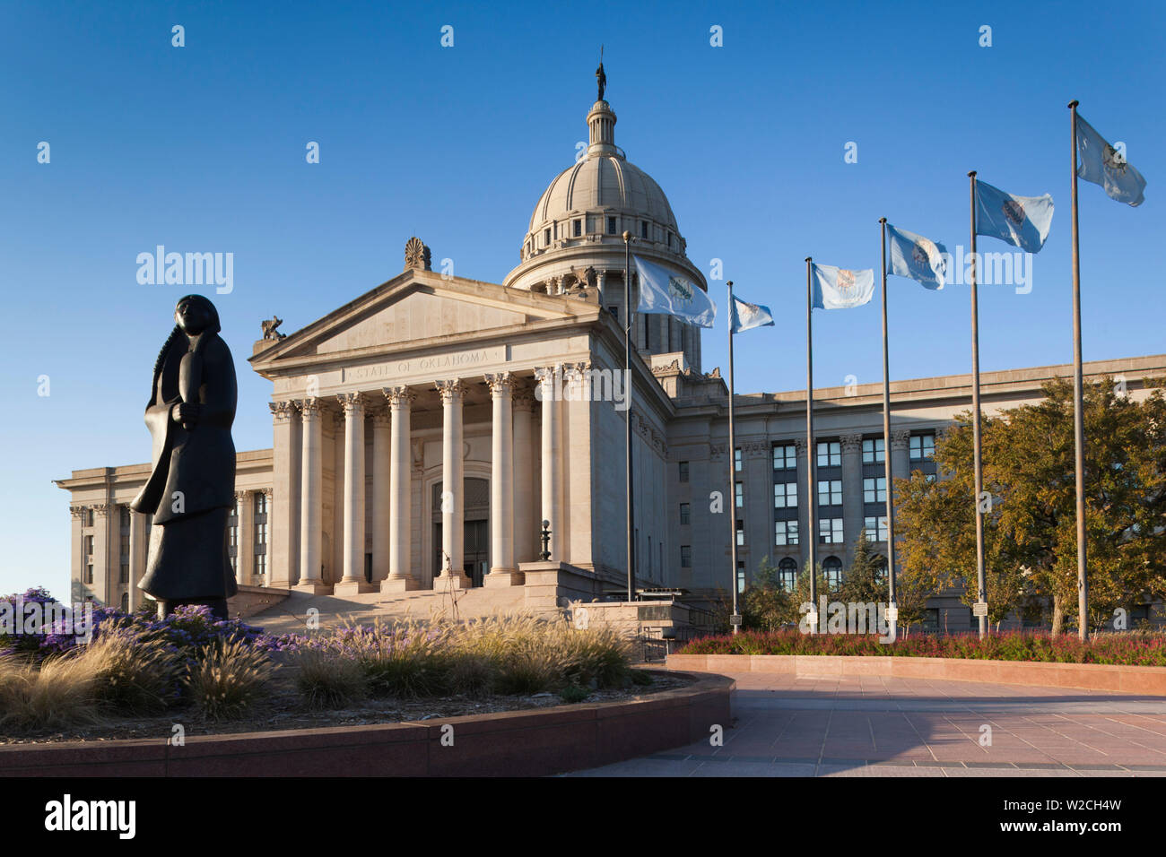 USA, Oklahoma, Oklahoma City, Oklahoma State Capitol Building, Skulptur des Native American, As Long As The Waters Flow, Allan Houser, Künstler Stockfoto