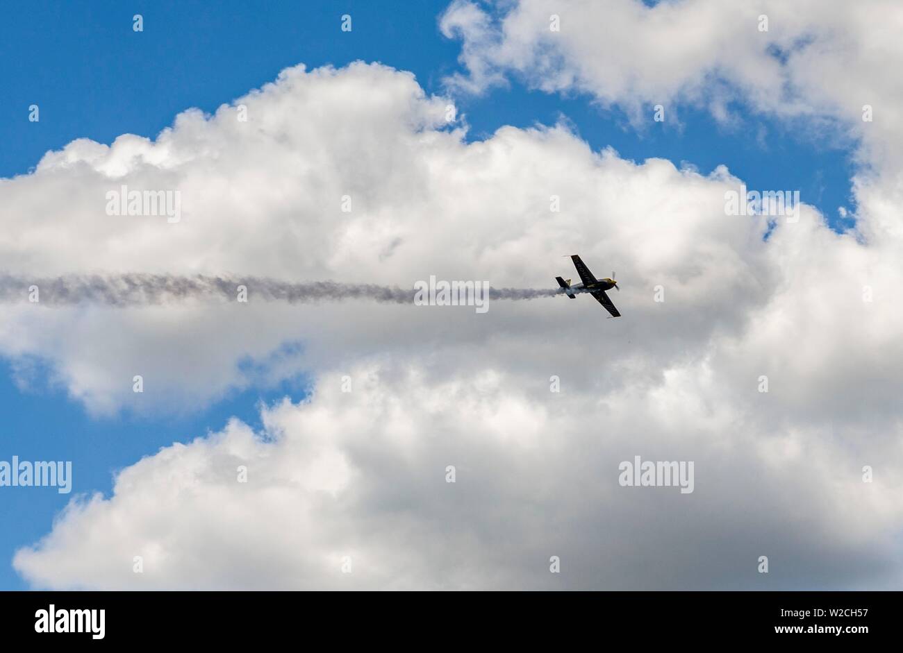 Flugzeug im Flug, Kunstflug, Extra 330SC, bewölkter Himmel, International Paris Air Show Le Bourget, Paris, Frankreich Stockfoto
