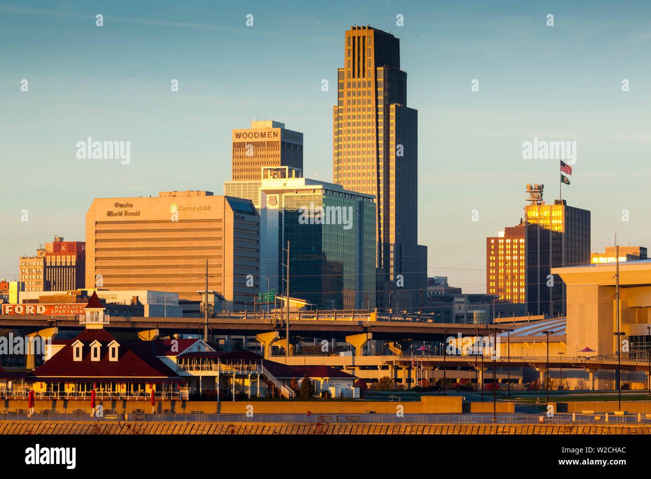 USA, Nebraska, Omaha, Skyline von der Missouri River Stockfoto