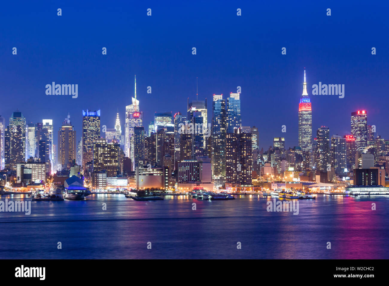 USA, New York, New York City, erhöhten Blick auf Midtown Manhattan fand Empire State Building von Weehawken, New Jersey, Abend Stockfoto