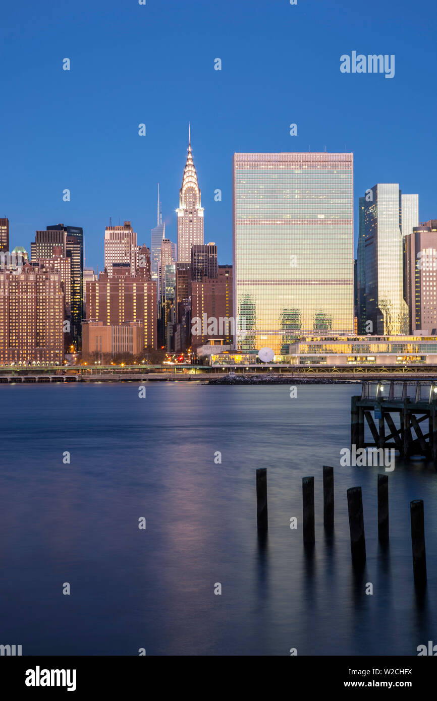 Chrysler & UN-Gebäude und Midtown Manhattan Skyline von Queens, New York City, New York, USA Stockfoto