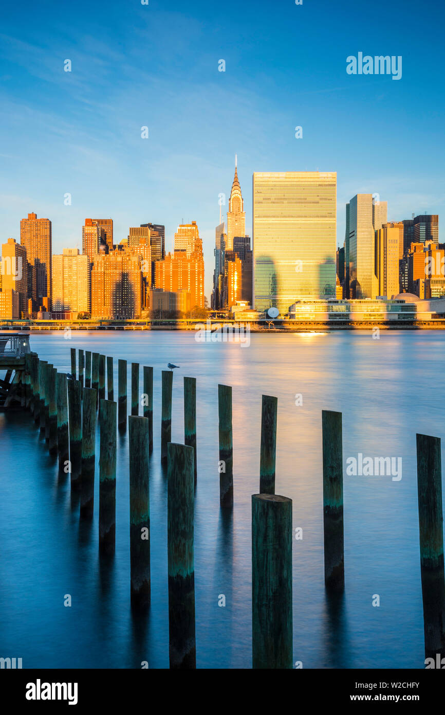 Chrysler & UN-Gebäude und Midtown Manhattan Skyline von Queens, New York City, New York, USA Stockfoto