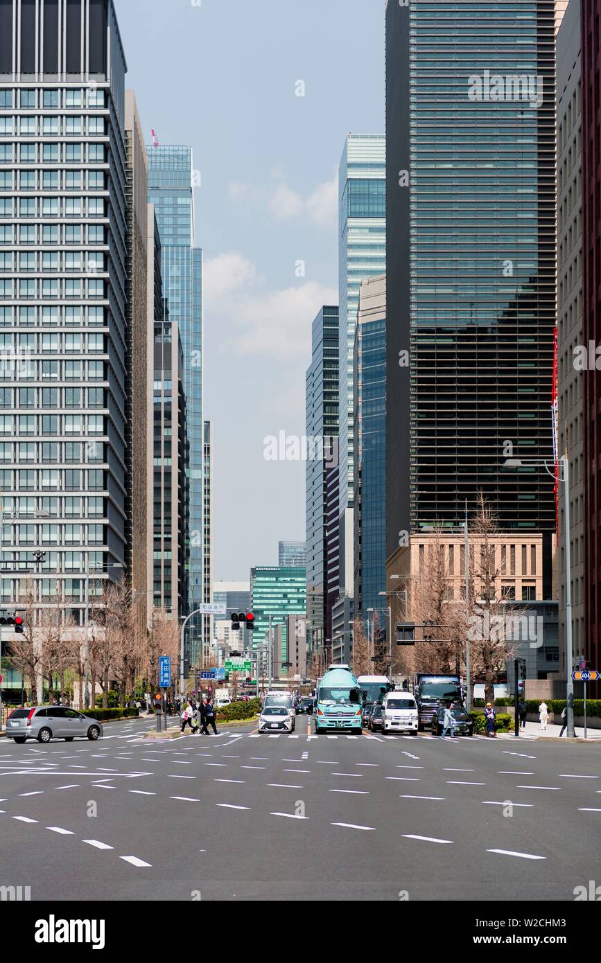 Straßenverkehr zwischen Wolkenkratzern in Downtown, Otemachi, Chiyoda, Tokio, Japan Stockfoto