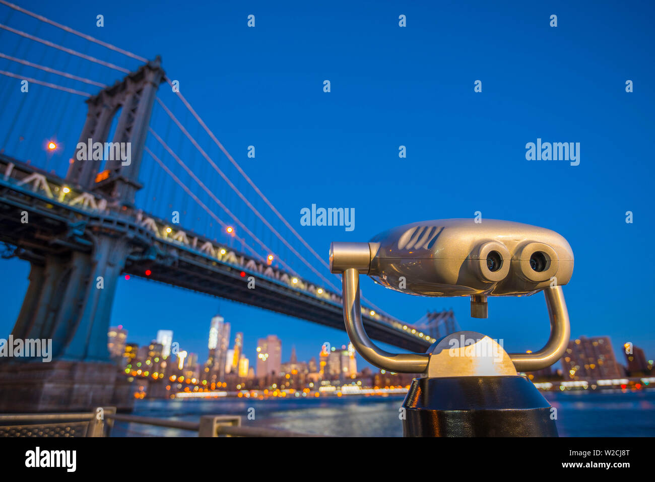 USA, New York, Brooklyn, Manhattan Bridge und die Skyline von Lower Manhattan. Stockfoto