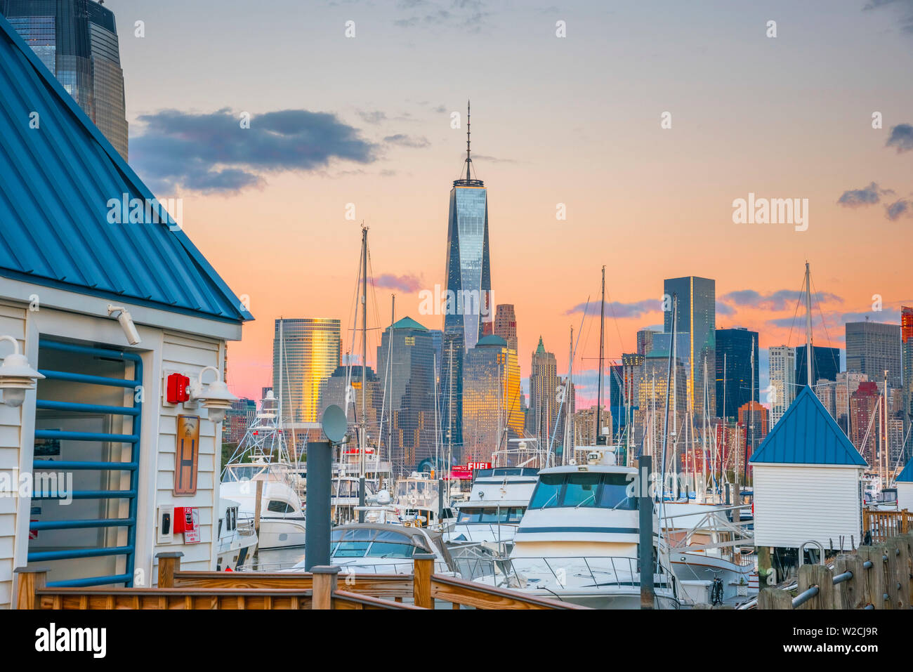 USA, New Jersey, Jersey City, Paulus Hook, Morris Canal Basin, Freiheit Landing Marina. New York, Manhattan, Lower Manhattan und das World Trade Center, der Freedom Tower über Stockfoto