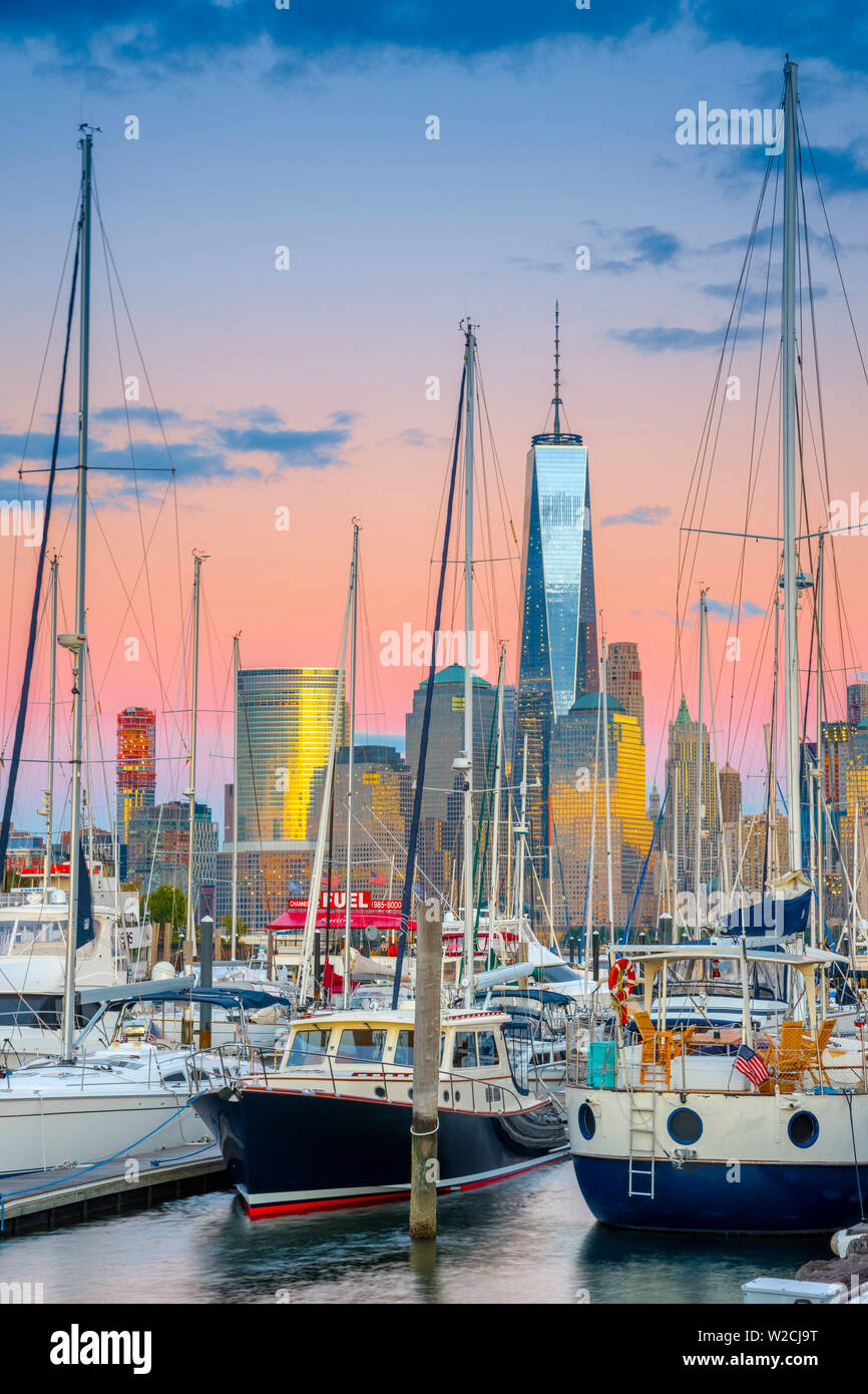 USA, New Jersey, Jersey City, Paulus Hook, Morris Canal Basin, Freiheit Landing Marina. New York, Manhattan, Lower Manhattan und das World Trade Center, der Freedom Tower über Stockfoto