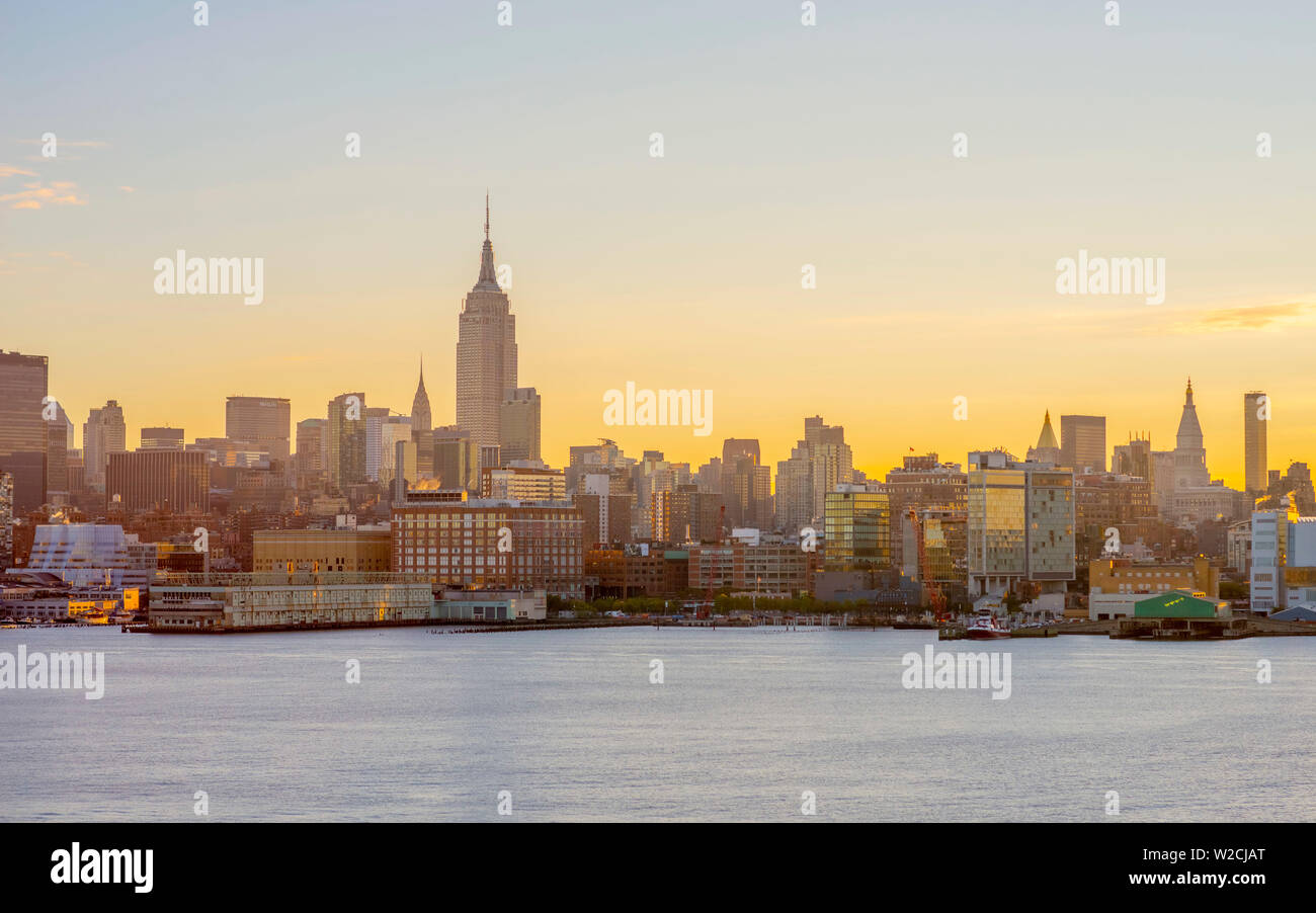 USA, New York, Manhattan, Midtown Manhattan und dem Empire State Building über die Hudson River Stockfoto