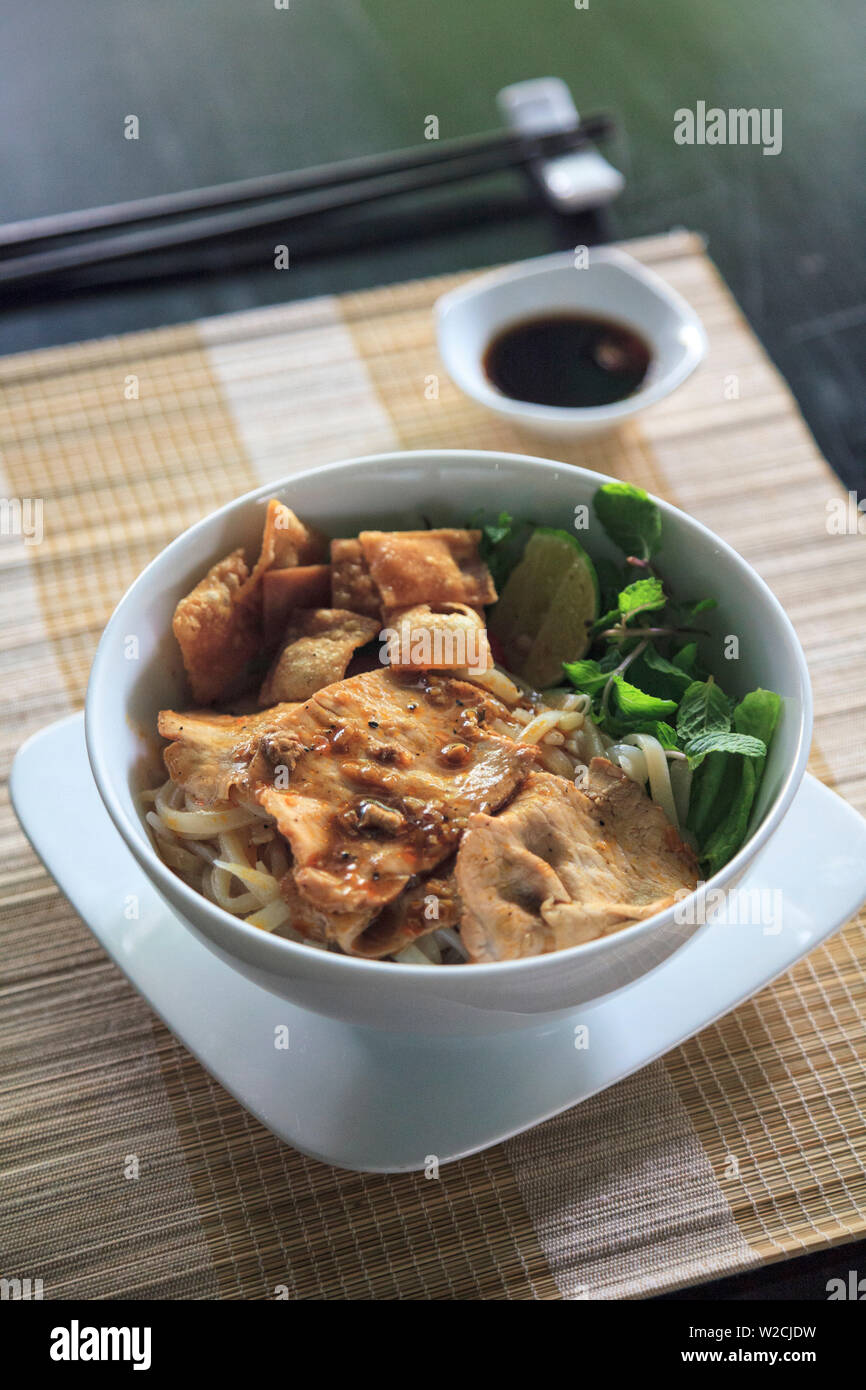 Vietnam, Danang, Hoi An, Cao Lao, ein typisches Vietnams Teller mit Nudeln, Schweinefleisch und Grüns Stockfoto