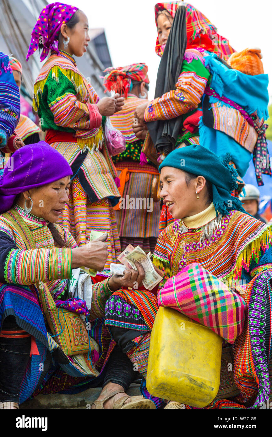 Flower Hmong Stämme Menschen am Markt, Bac Ha, Vietnam Stockfoto