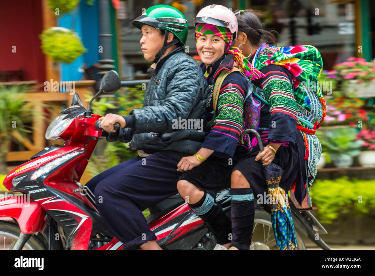 Schwarze Hmong Stämme Frauen auf Roller, Sapa, N. Vietnam Stockfoto