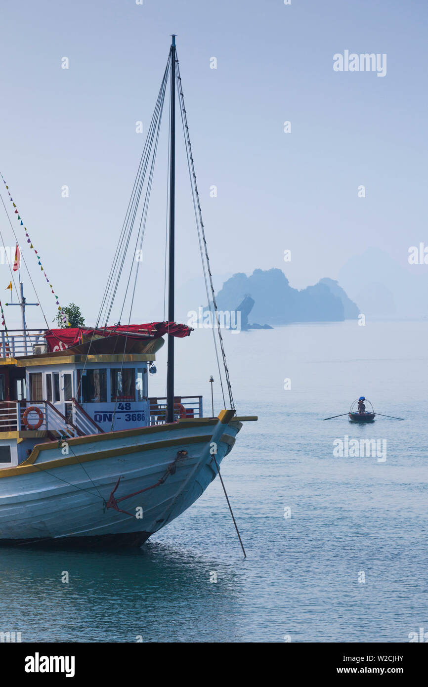 Vietnam, Halong Bay, Bootsverkehr Stockfoto
