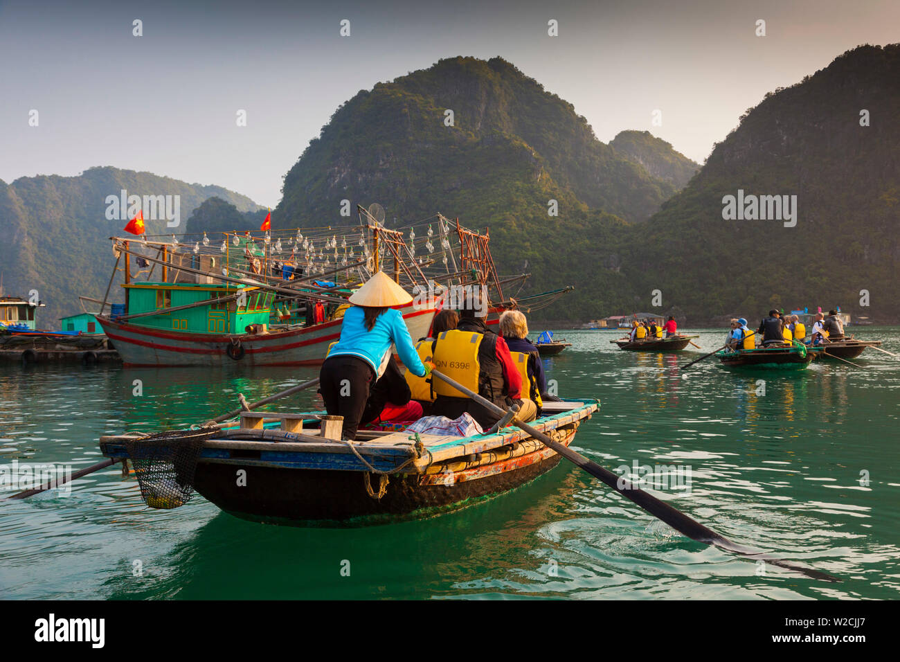 Vietnam, Halong Bay, schwimmenden Fischerdorf von Ruderboot Stockfoto