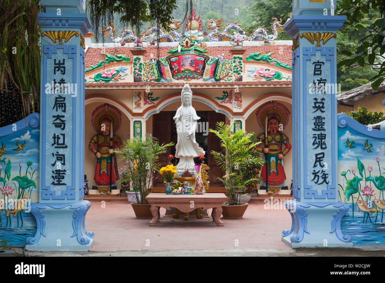Vietnam, Cat Ba Island, Cat Ba Town Stadt Tempel detail Stockfoto