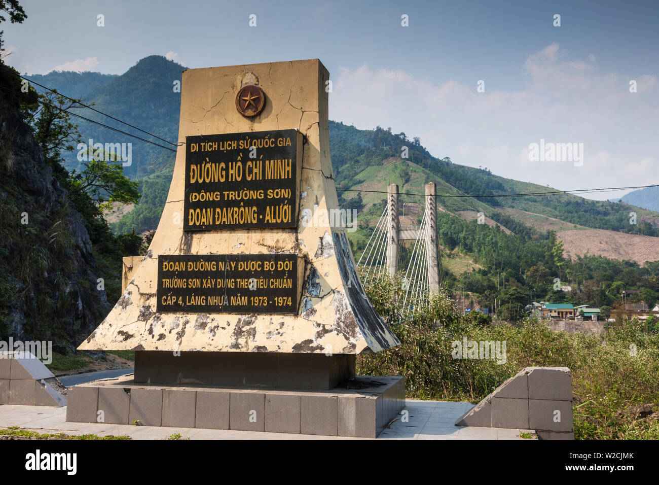 Vietnam, DMZ-Bereich, Provinz Quang Tri, Dakrong Brücke, neue Brücke gebaut als ein Denkmal für die Zeit des Vietnamkriegs Ho Chi Minh Trail, Denkmal Stockfoto