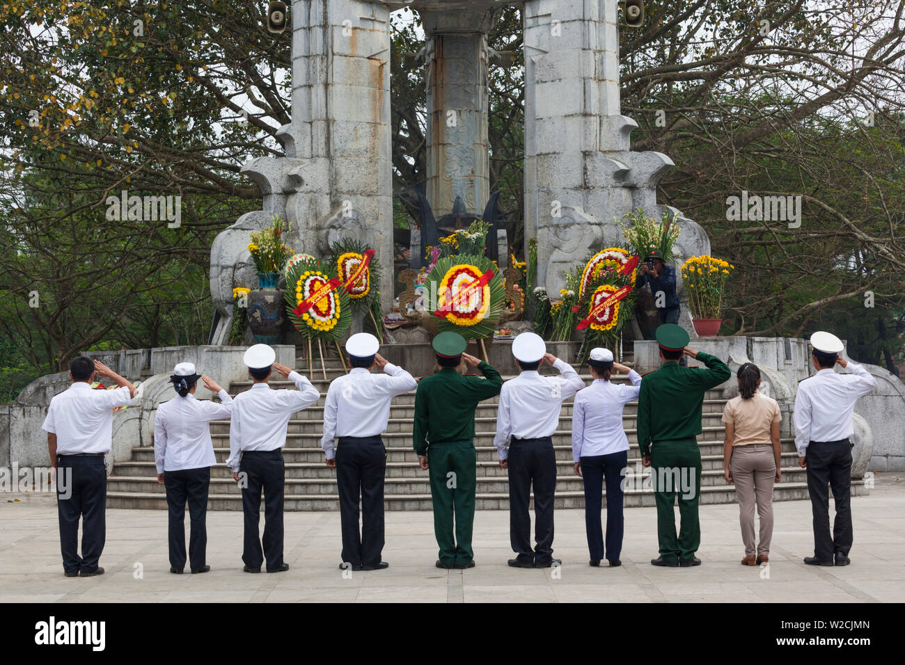 Vietnam, DMZ-Bereich, Provinz Quang Tri, Truong Son National Military Cemetery, Offiziere, die zu Ehren der Toten Stockfoto