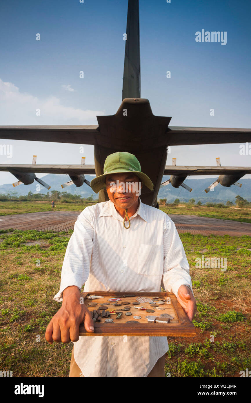 Vietnam, DMZ, Provinz Quang Tri, Khe Sanh, ehemaliger Khe Sanh US Combat Base, Museum, der ehemalige US-Air Force, C-130 Hercules, Verkehrsmittel Flugzeug und man verkaufen Krieg Souvenirs Stockfoto