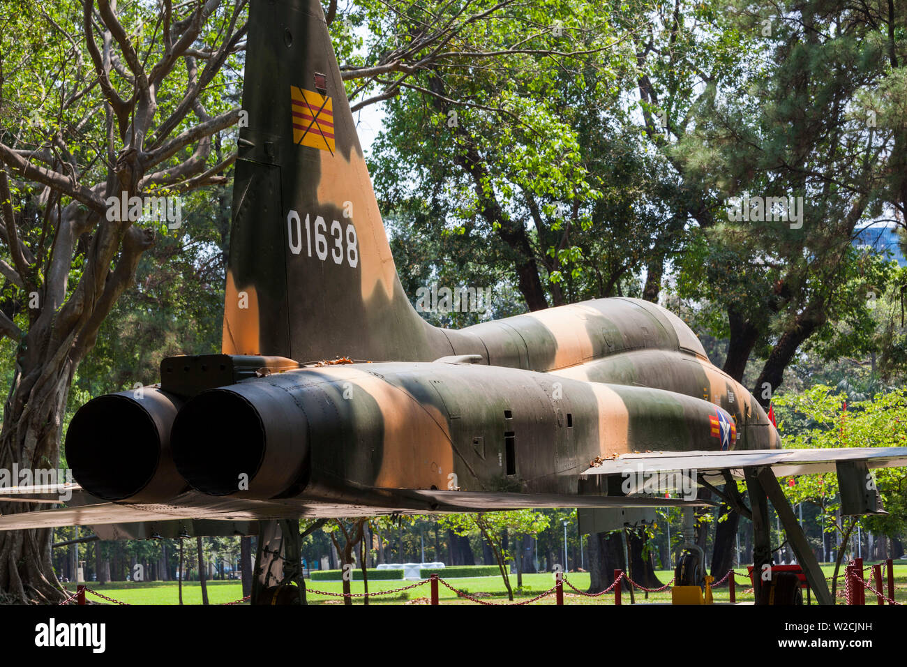 Vietnam, Ho Chi Minh City, Palast der Wiedervereinigung, dem ehemaligen Sitz der Südvietnamesischen Regierung, ehemaligen Südvietnamesischen F-5E Jagdflugzeug nutzte das Schloss am Ende des Vietnam Krieges Bombe Stockfoto