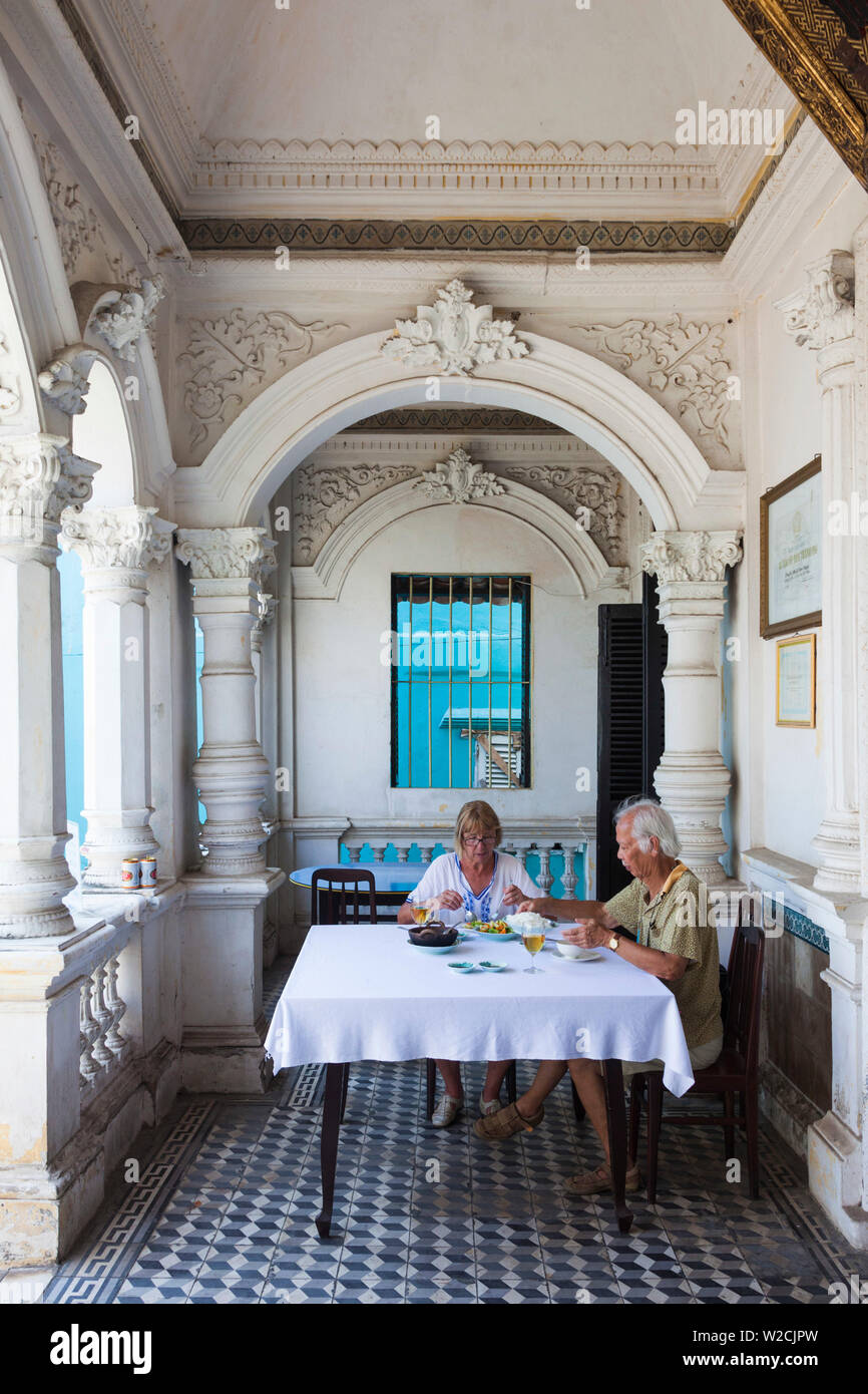 Vietnam, Mekong Delta, Sa Dez, Huynh Thuy Le altes Haus, dem ehemaligen Zuhause von Huynh Thuy Le, Chinesisch Liebhaber der French-Vietnamese Schriftstellerin Marguerite Duras und in ihrem Buch verewigt, die Geliebte, Paar mit Mittagessen Stockfoto