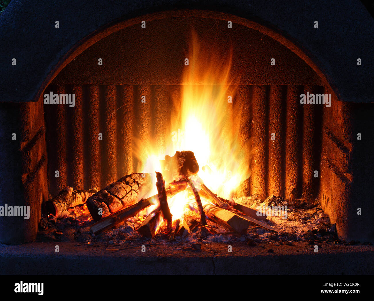 Kamin mit Feuer in der Nacht - Außenaufnahme Stockfoto