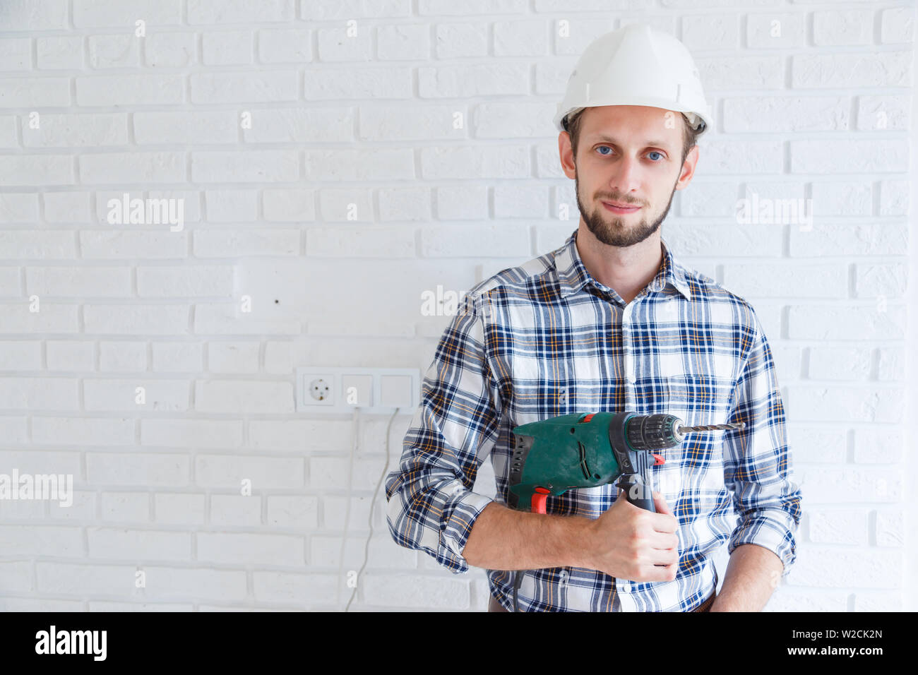 Bauingenieur tragen Schutzhelm holding Bohrer in der Hand. Stockfoto