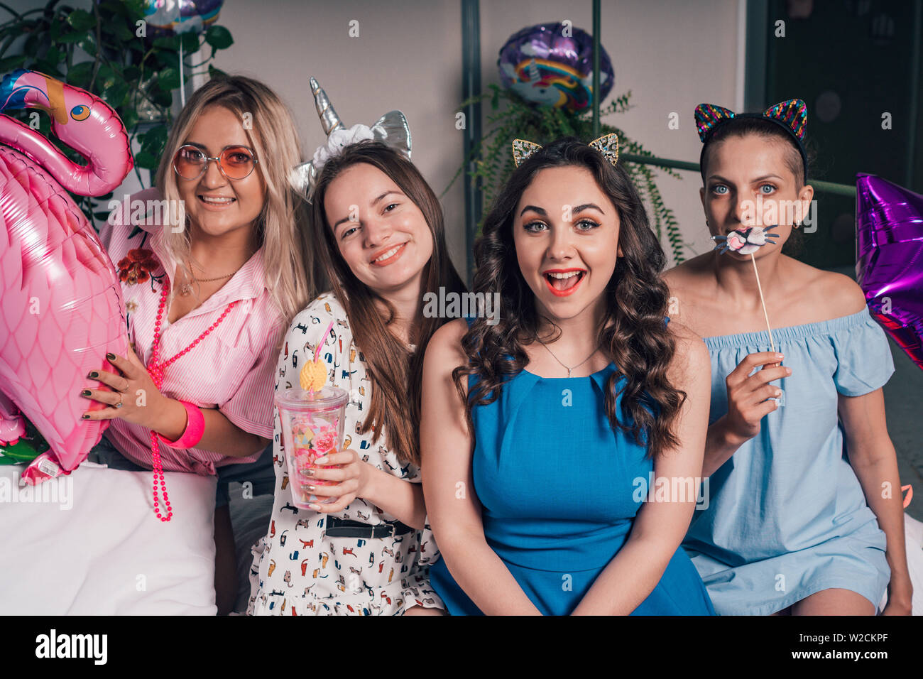 Schöne junge Mädchen kommen an einer Party. Fröhliche Bachelorette Party vor der Hochzeit Stockfoto