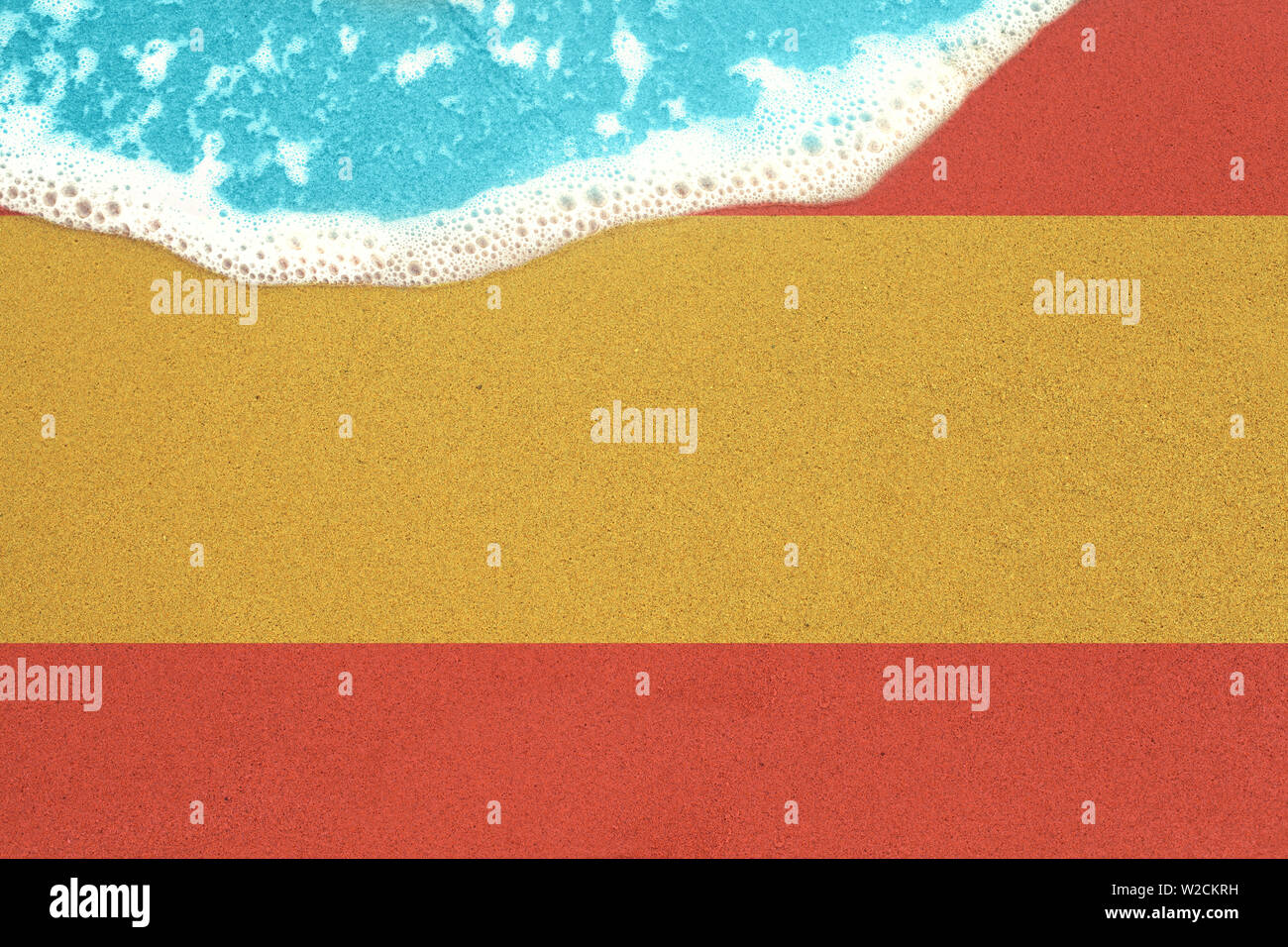 Sand mit Flagge Spanien und Surfen. Ferienhäuser am Ocean Beach, Sommerurlaub Stockfoto