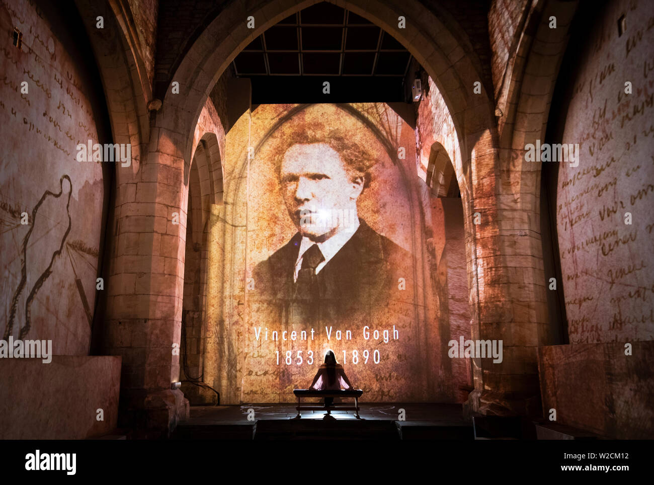 Eine Frau Blick Van Gogh: Die immersive Erfahrung, welche für die Öffentlichkeit heute und läuft noch bis zum Sonntag, den 5. Januar 2020 an der York St Mary's Church in York öffnet sich. Stockfoto