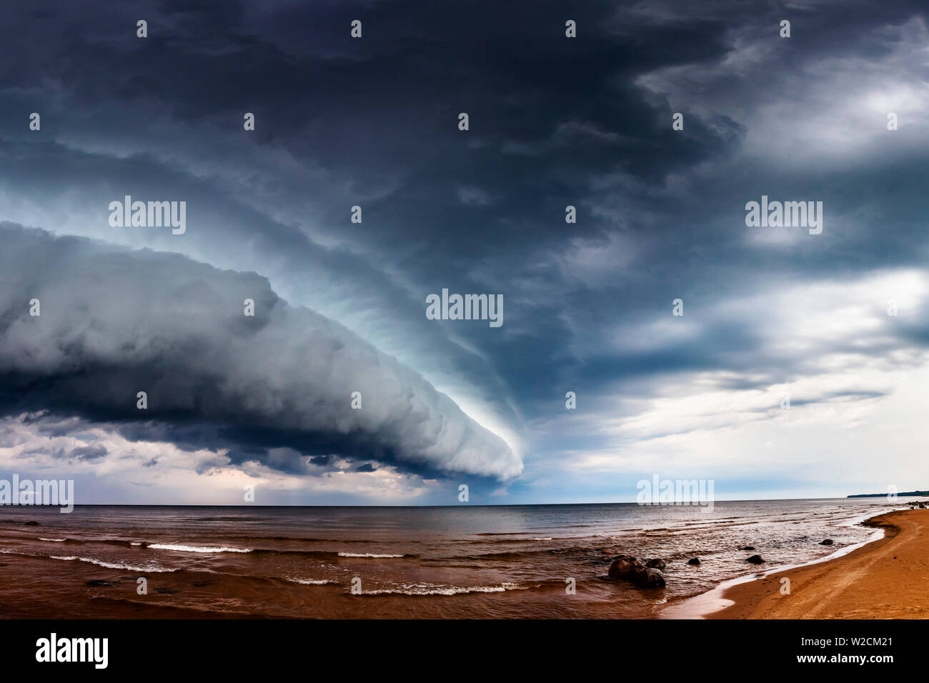 Dramatische Sturmwolken über Meer Stockfoto