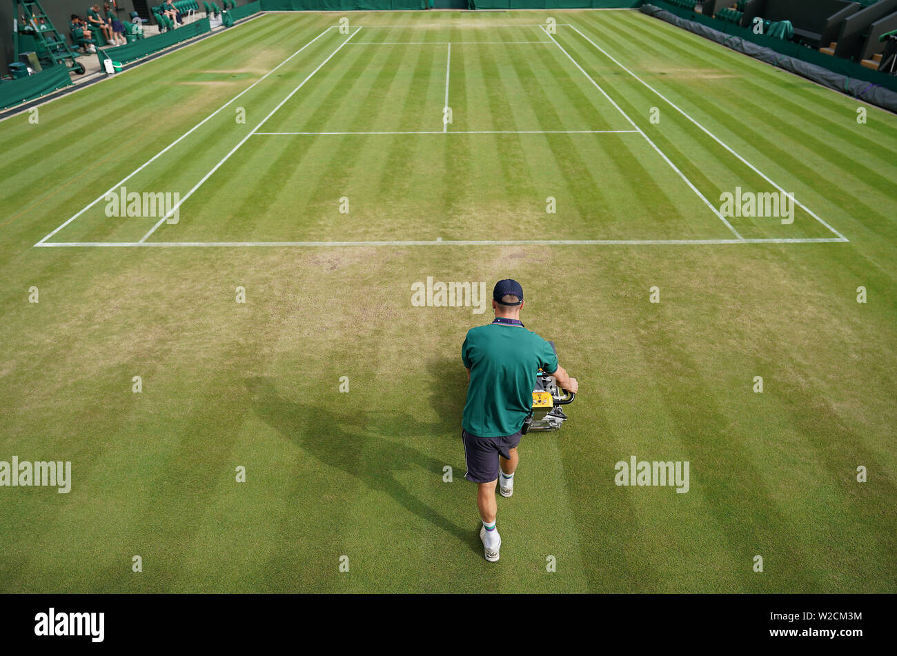 Das Bodenpersonal bereiten die Gerichte am Tag sieben der Wimbledon Championships in der All England Lawn Tennis und Croquet Club, London. Stockfoto