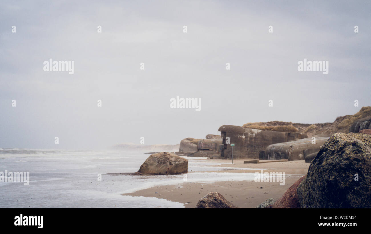 Historische Bunker des 2. Weltkriegs am Strand von Løkken, Norden Dänemark Stockfoto