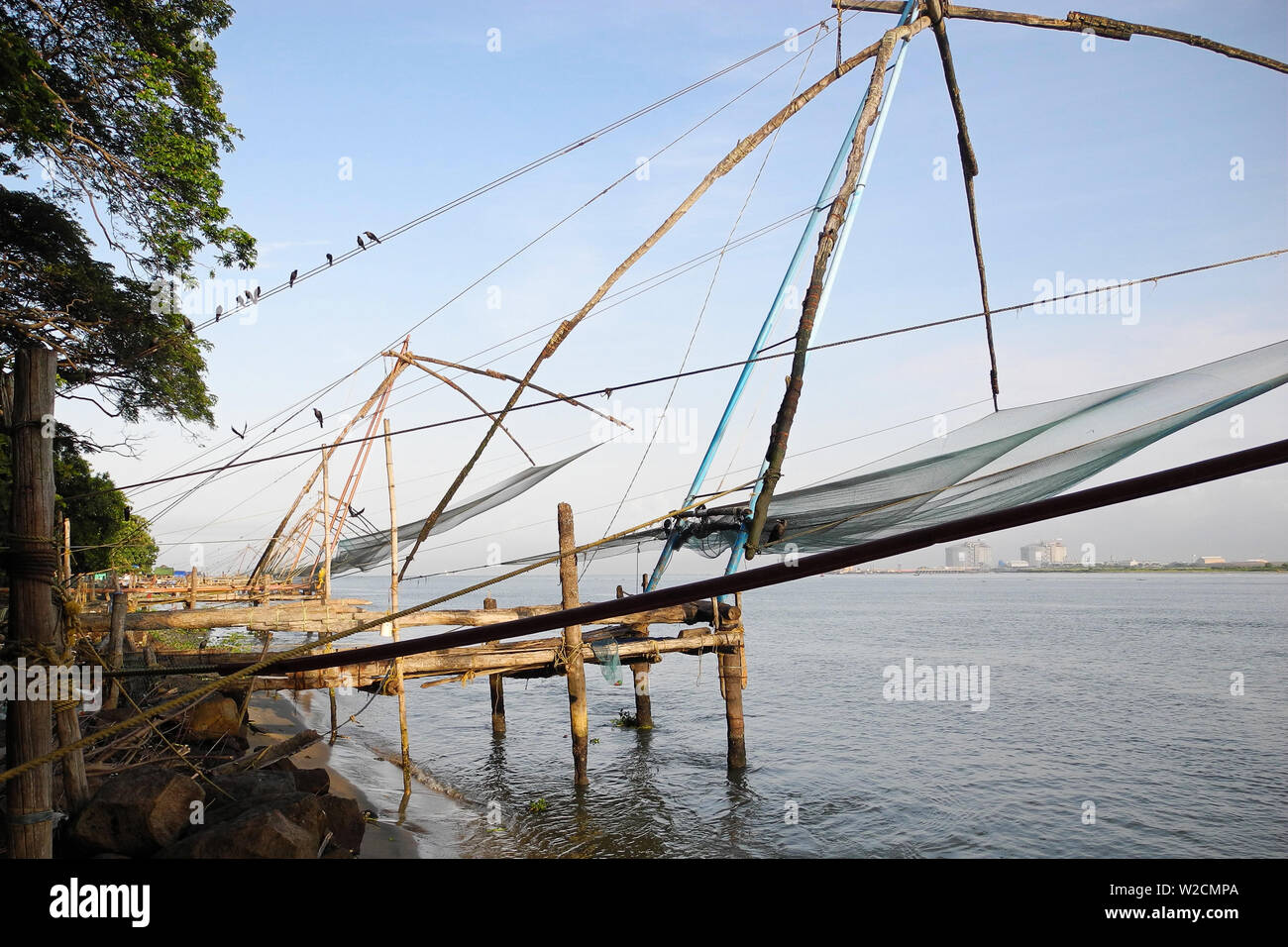 Chinesische Fischernetze in der Stadt Cochin Kerala vor dem Hintergrund der Bucht und des blauen Himmel. Stockfoto