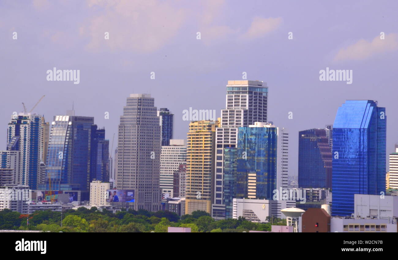 Ein hohes Ansehen der Wolkenkratzer im Zentrum von Bangkok, Thailand, Blick nach Norden von der Sathorn Bezirk Stockfoto