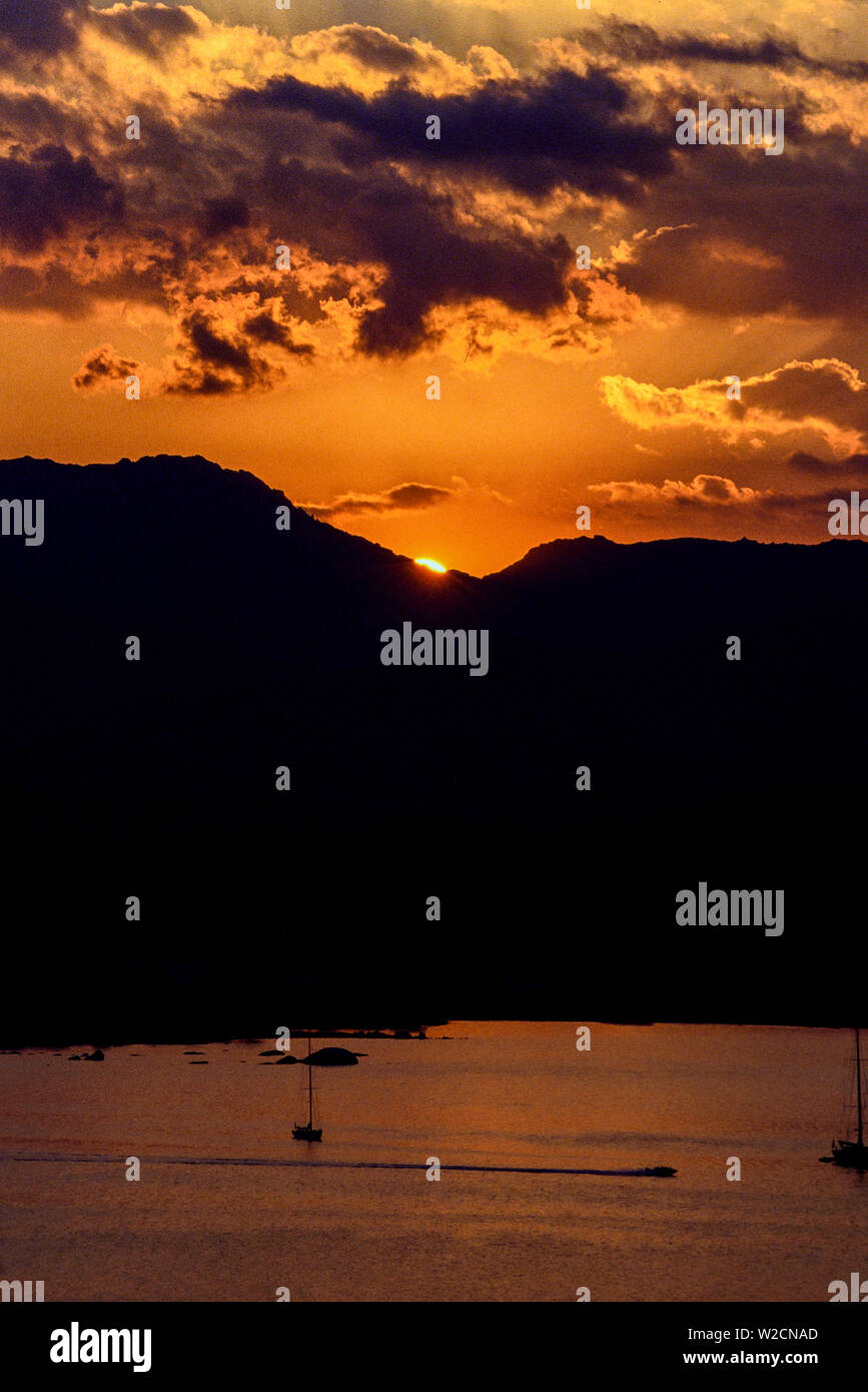 Korsika, August 1990. Sonnenuntergang über den Bergen. Foto: © Simon Grosset. Archiv: Bild von einem ursprünglichen Transparenz digitalisiert. Stockfoto