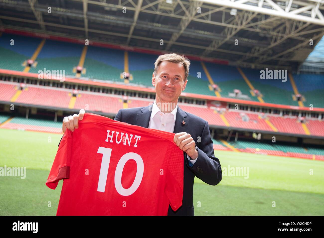 Jeremy Hunt stellt mit einem Wales Rugby Shirt im Fürstentum Stadion vor der Wales Hustings der Konservativen Parteiführung Wahl, Juli Stockfoto