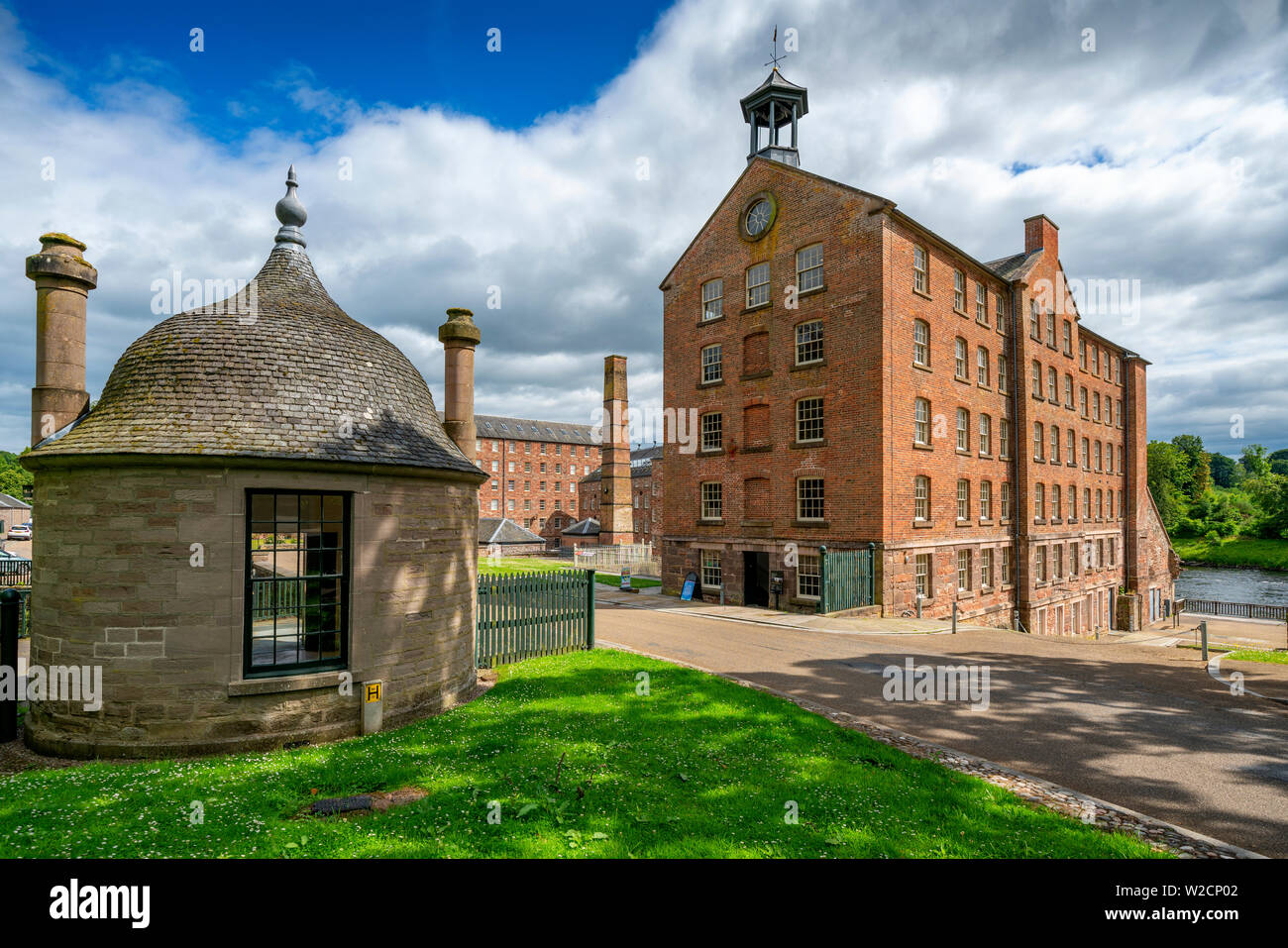 Blick auf die Altstadt erhalten Stanley Mills ehemalige Cotton Mills Werk in Stanley, Perthshire, Schottland, Großbritannien Stockfoto