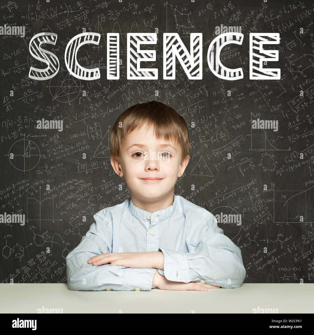Lernen Wissenschaft. Clever student Kind auf blackboard Hintergrund mit mathematischen Formeln Stockfoto