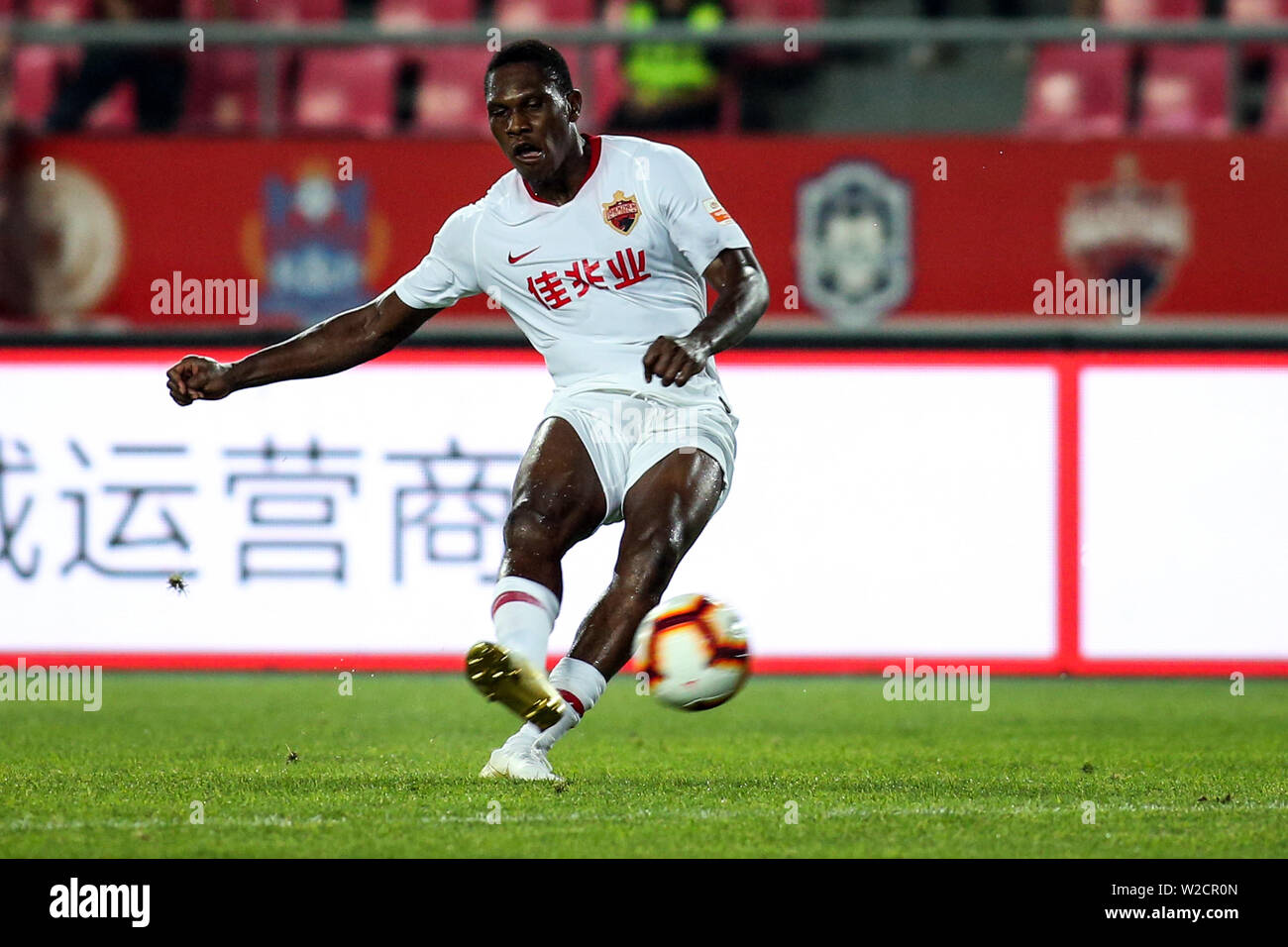 Kamerunischer Fußballspieler John Mary von Shenzhen F.C. dribbelt gegen Hebei China Fortune in der 16. Runde während der 2019 chinesischen Fußballverband Super League (CSL) in Langfang Stadt, im Norden der chinesischen Provinz Hebei, vom 7. Juli 2019. Hebei China Fortune gespielt zu Shenzhen F.C. 1-1. Stockfoto