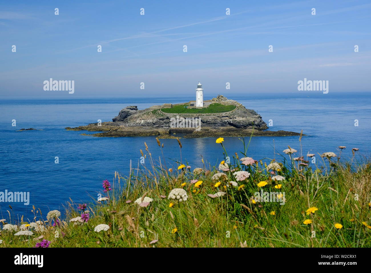 Blick von der South West Coast Path zu Godrevy Leuchtturm an der Küste von Cornwall Stockfoto