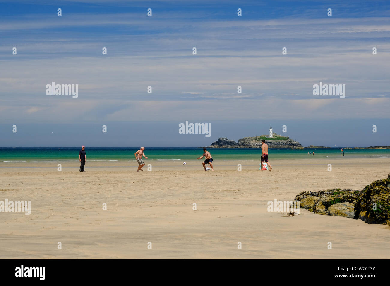Männer Fußball spielen am Strand von godrevy in Cornwall. Stockfoto