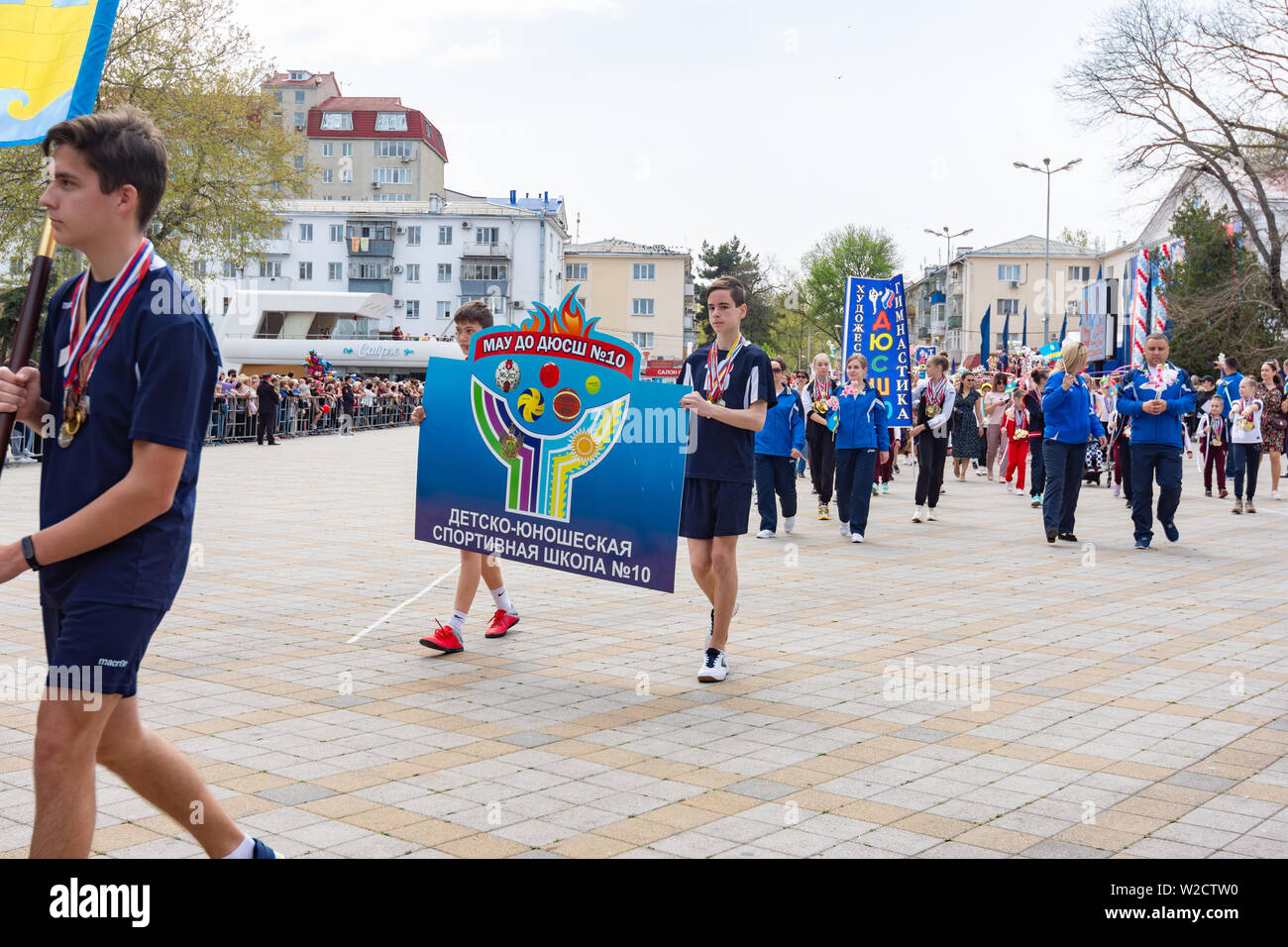 Sochi, Russland - Mai 1, 2019: Festliche Tag der Demonstration mit einem Plakat 'MAO DYuSSh? 10' in der Resort City von Anapa Stockfoto
