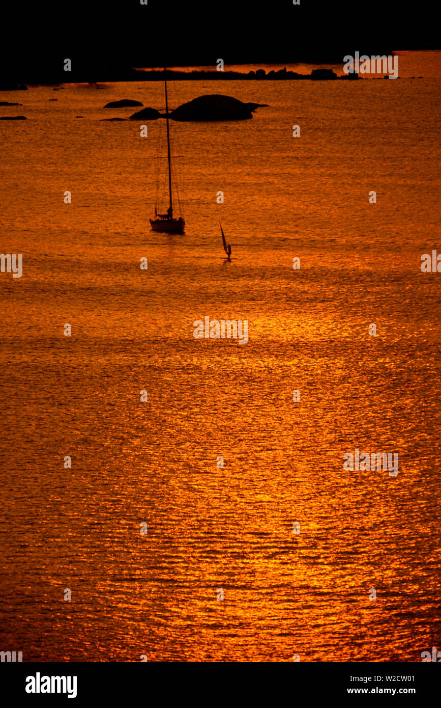 Korsika, Frankreich. August 1990. Yachten und Boote bei Sonnenuntergang. Foto: © Simon Grosset. Archiv: Bild von einem ursprünglichen Transparenz digitalisiert. Stockfoto