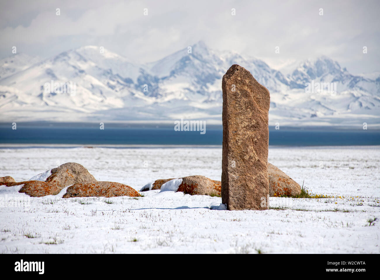 Traditionelle unvergessliche Steine am Ufer des Son-Kul See vor dem Hintergrund der schneebedeckten Berge. Das Reisen in Kirgistan. Stockfoto