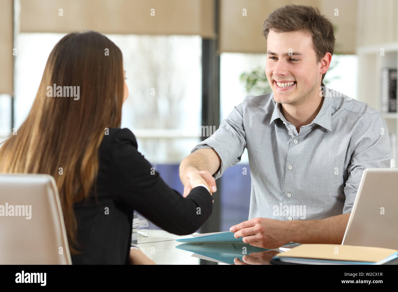 Happy Geschäftsleute handshaking nach Verhandlungen im Büro Stockfoto