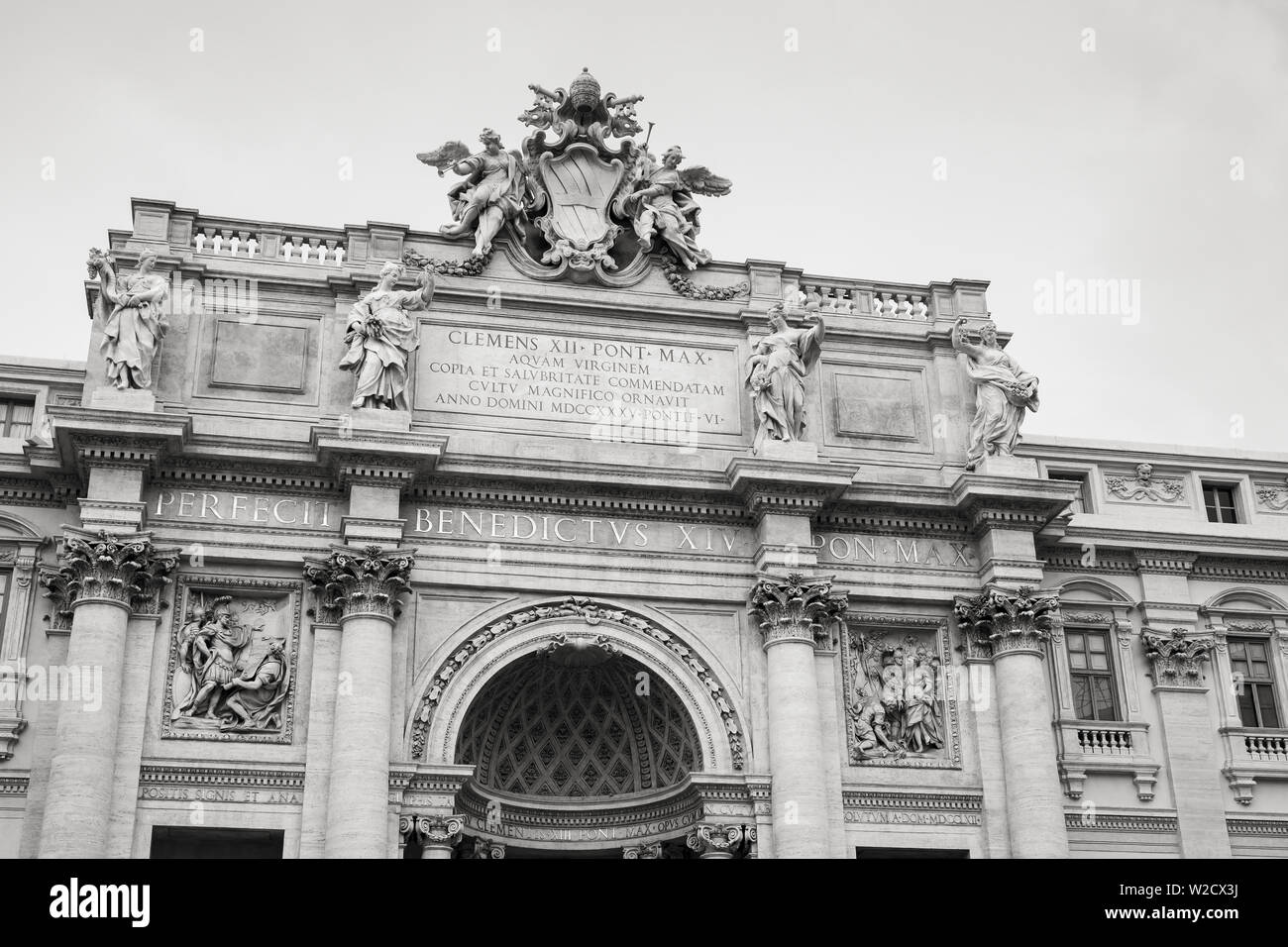 Rom, Italien, 7. August 2015: Die römische Architektur. Trevi-brunnen Portikus. Es ist eine der beliebtesten Touristenattraktionen in Rom Stockfoto