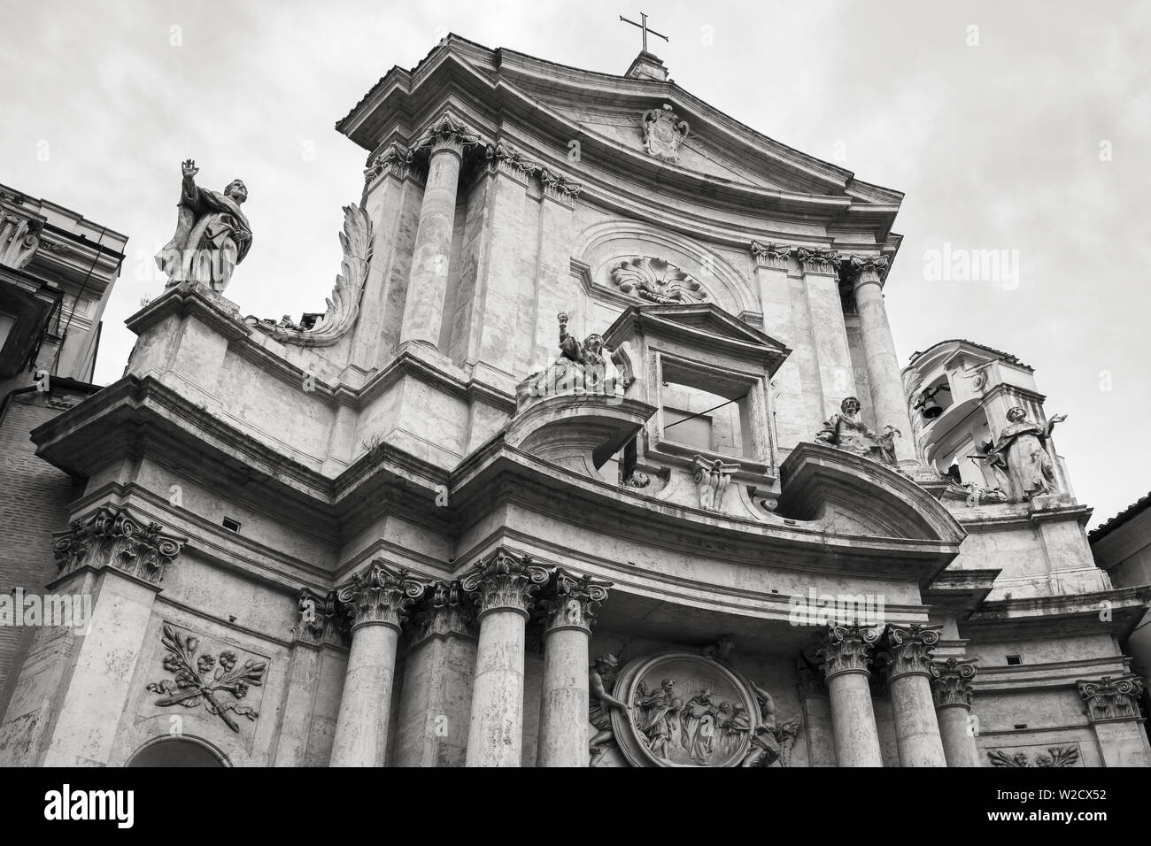 Rom, Italien, 7. August 2015: Die römische Architektur. Antike römische Kathedrale Fassade. Vintage stilisierte Sepia getont Schwarzweiß-Foto Stockfoto