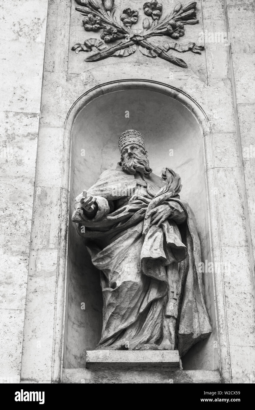 Rom, Italien, 7. August 2015: Die römische Architektur. Antike Statue an der Kathedrale Fassade. Vintage stilisierte Sepia getont Schwarzweiß-Foto Stockfoto