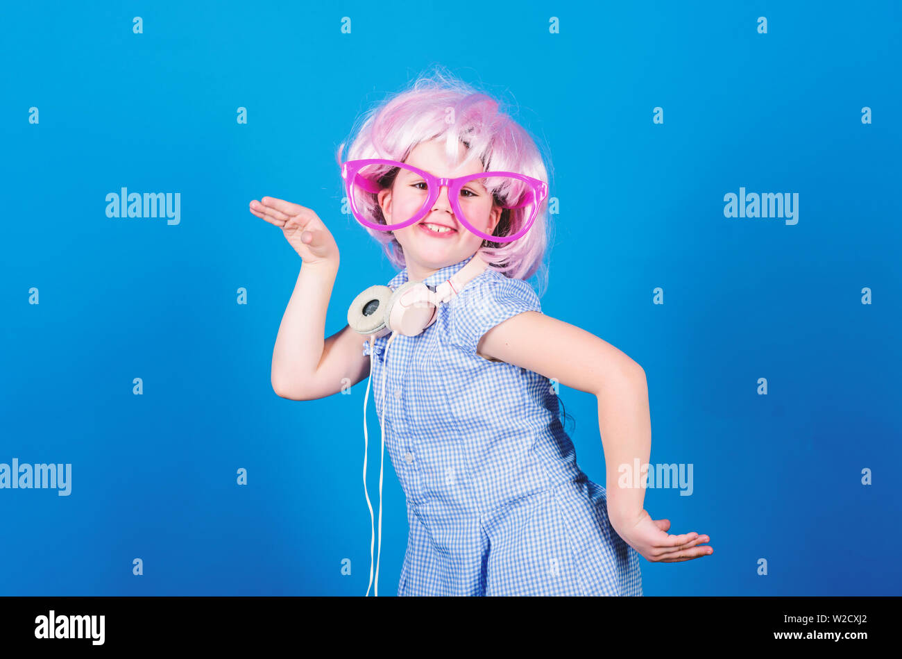 Dancing Queen. Kleines Kind genießen Sie tanzen zu moderner Musik. Kleines Mädchen tanzen und feiern mit Vergnügen. Adorable Tänzerin Moving Music in der Partei zu. Tanz Disco. Stockfoto