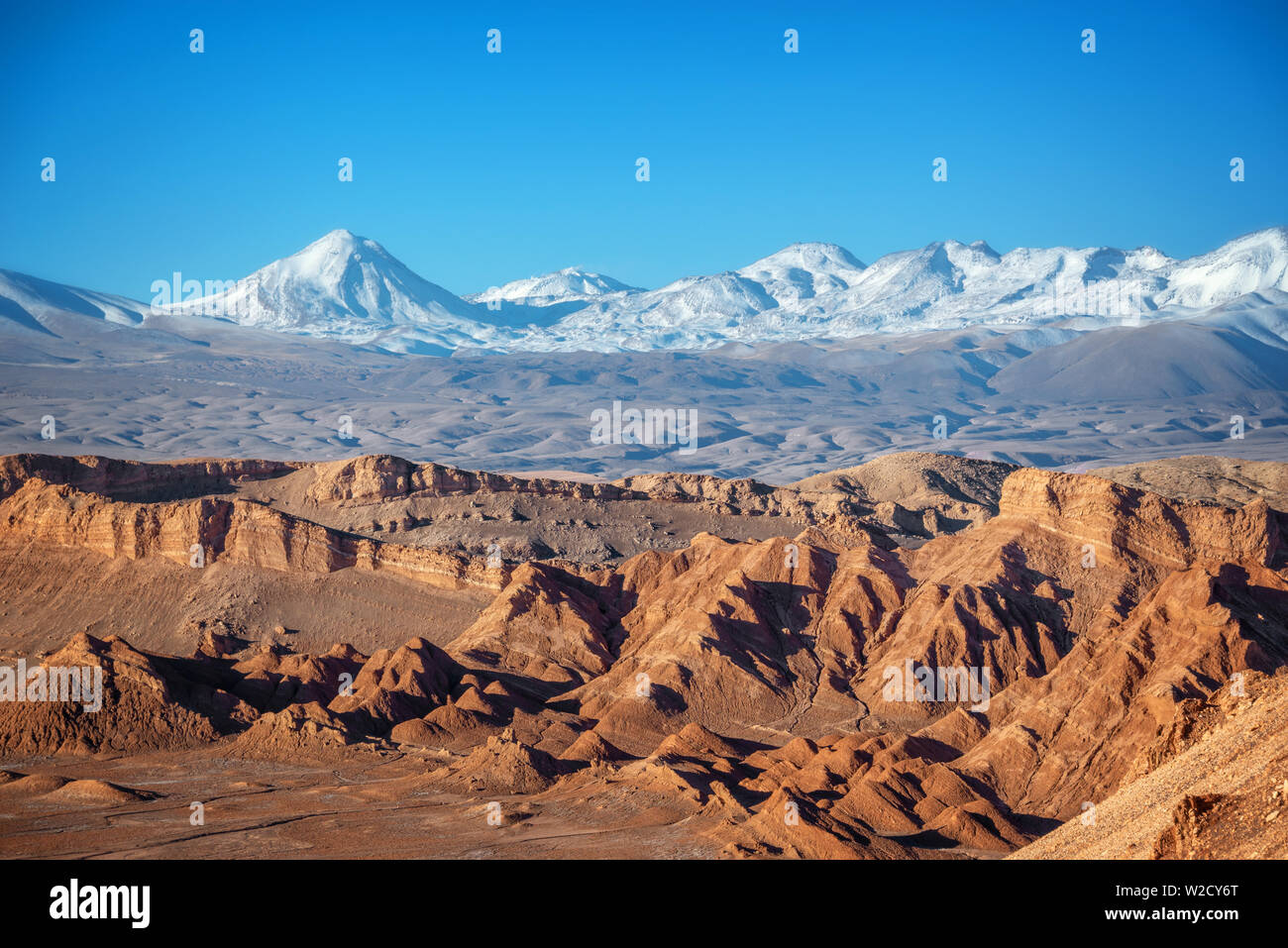 Panorama von Moon Valley in der Atacama-wüste, schneebedeckten Anden im Hintergrund, Chile Stockfoto